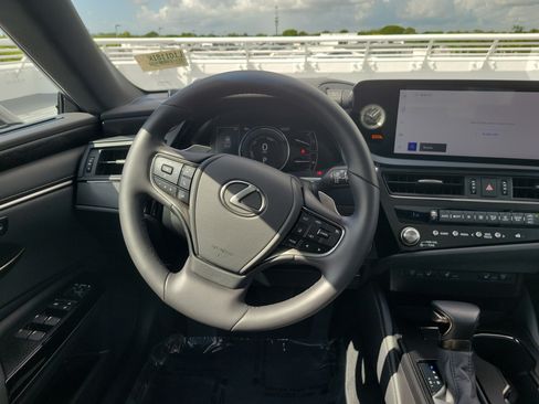 Used 2025 Lexus ES 300h w/ Premium Package FWD image 16