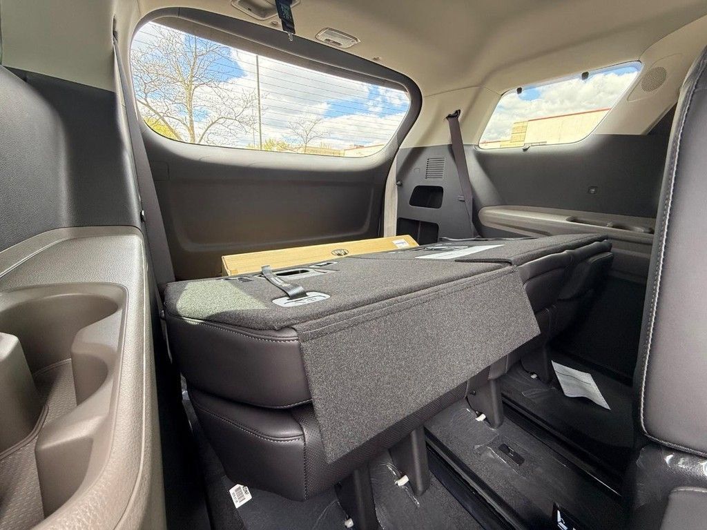 New 2026 Kia Carnival EX FWD image 12