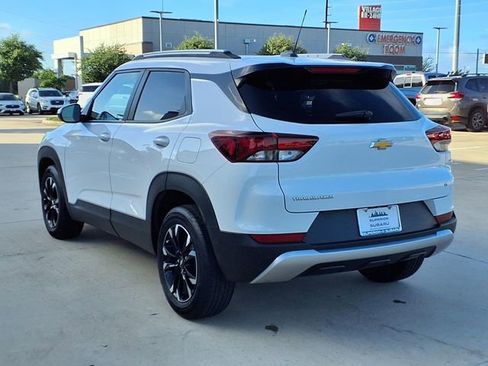 Used 2023 Chevrolet TrailBlazer LT FWD image 2