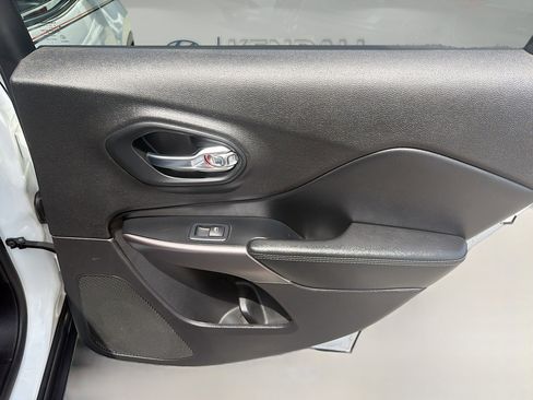 Used 2019 Jeep Cherokee Latitude w/ Popular Appearance Group AWD/4WD image 29