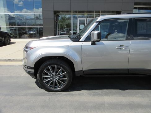 Used 2026 Lexus GX 550 w/ Cold Area Package AWD/4WD image 2
