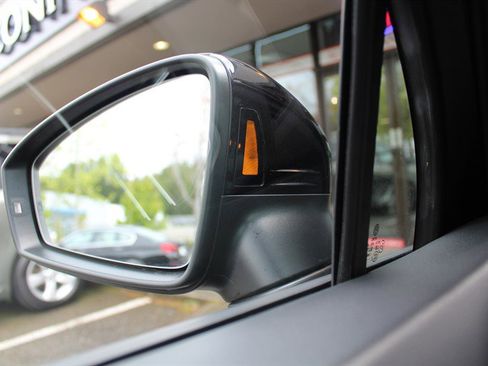 Used 2022 Volkswagen Tiguan SE R-Line image 18