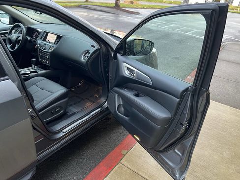 Used 2019 Nissan Pathfinder SL image 9