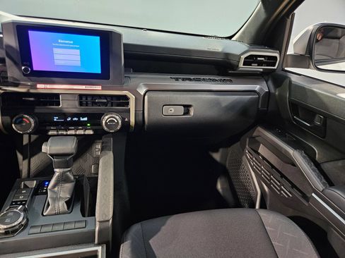 Certified 2025 Toyota Tacoma SR5 AWD/4WD image 11