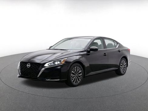 Used 2025 Nissan Altima 2.5 SV FWD image 3