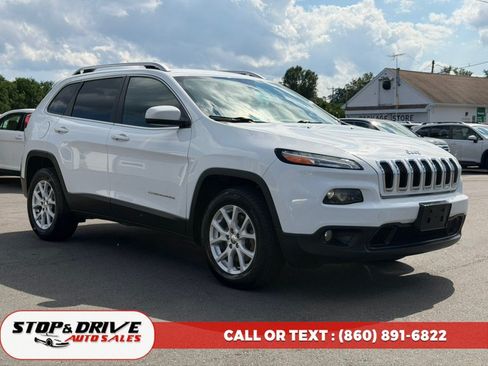 Used 2018 Jeep Cherokee Latitude Plus w/ Cold Weather Group AWD/4WD image 3