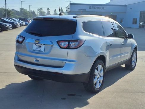 Used 2017 Chevrolet Traverse LT w/ Style and Technology Package FWD image 4