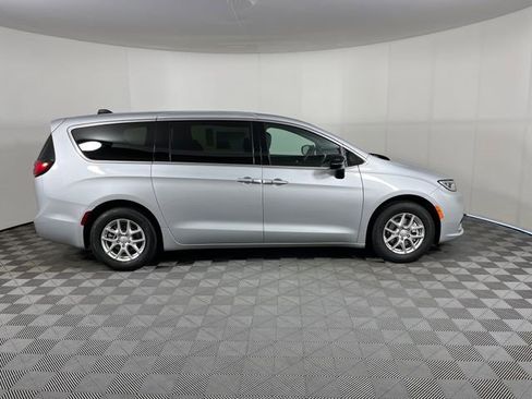 New 2026 Chrysler Pacifica Select image 4