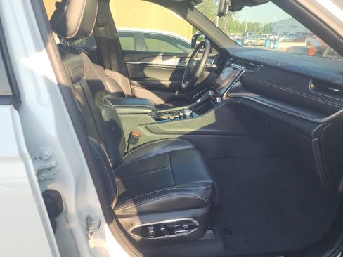 Used 2022 Jeep Grand Cherokee Overland w/ Luxury Tech Group IV AWD/4WD image 6