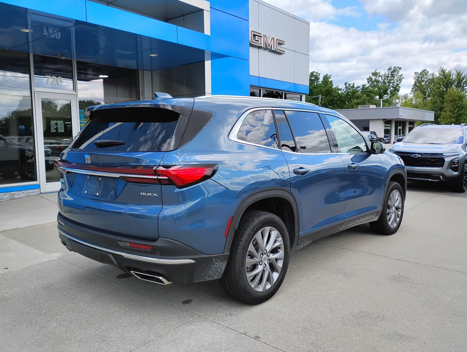 Used 2025 Buick Enclave Preferred FWD image 7