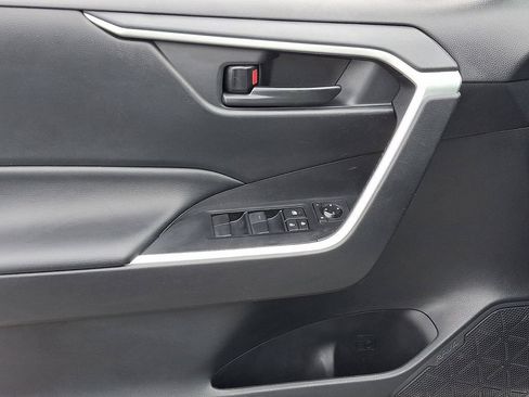 Used 2021 Toyota RAV4 LE image 13