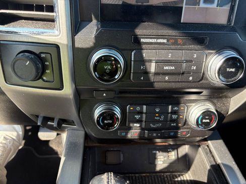 Used 2015 Ford F150 Platinum w/ Equipment Group 701A Luxury AWD/4WD image 28