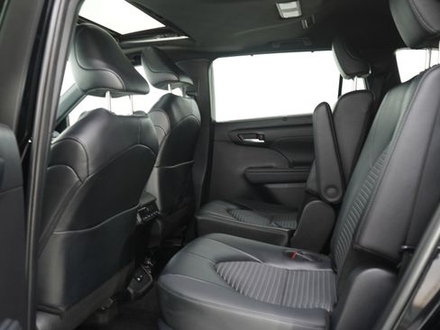 Used 2025 Toyota Highlander XSE AWD/4WD image 16