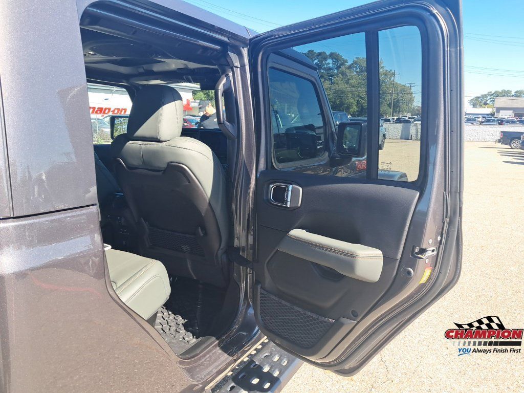 Used 2025 Jeep Gladiator Mojave AWD/4WD image 15