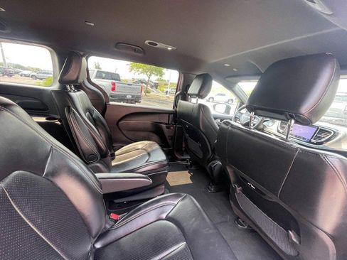 Used 2023 Chrysler Pacifica Touring-L w/ S Appearance Package FWD image 9