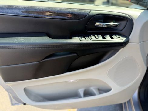 Used 2018 Dodge Grand Caravan SE w/ UConnect Hands-Free Group FWD image 12