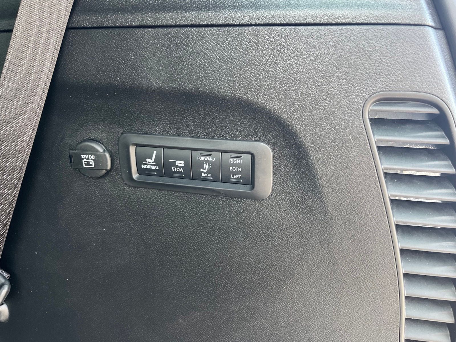 Used 2024 Chrysler Pacifica Limited w/ Uconnect Theater Family Group FWD image 40