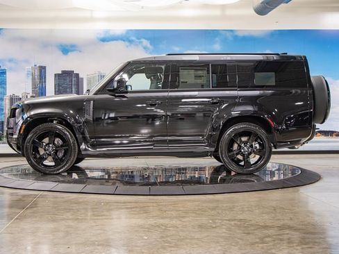 Used 2025 Land Rover Defender 130 X-Dynamic SE image 6