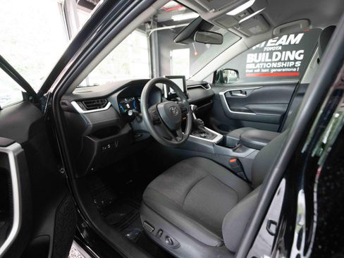 Certified 2025 Toyota RAV4 XLE AWD/4WD image 9