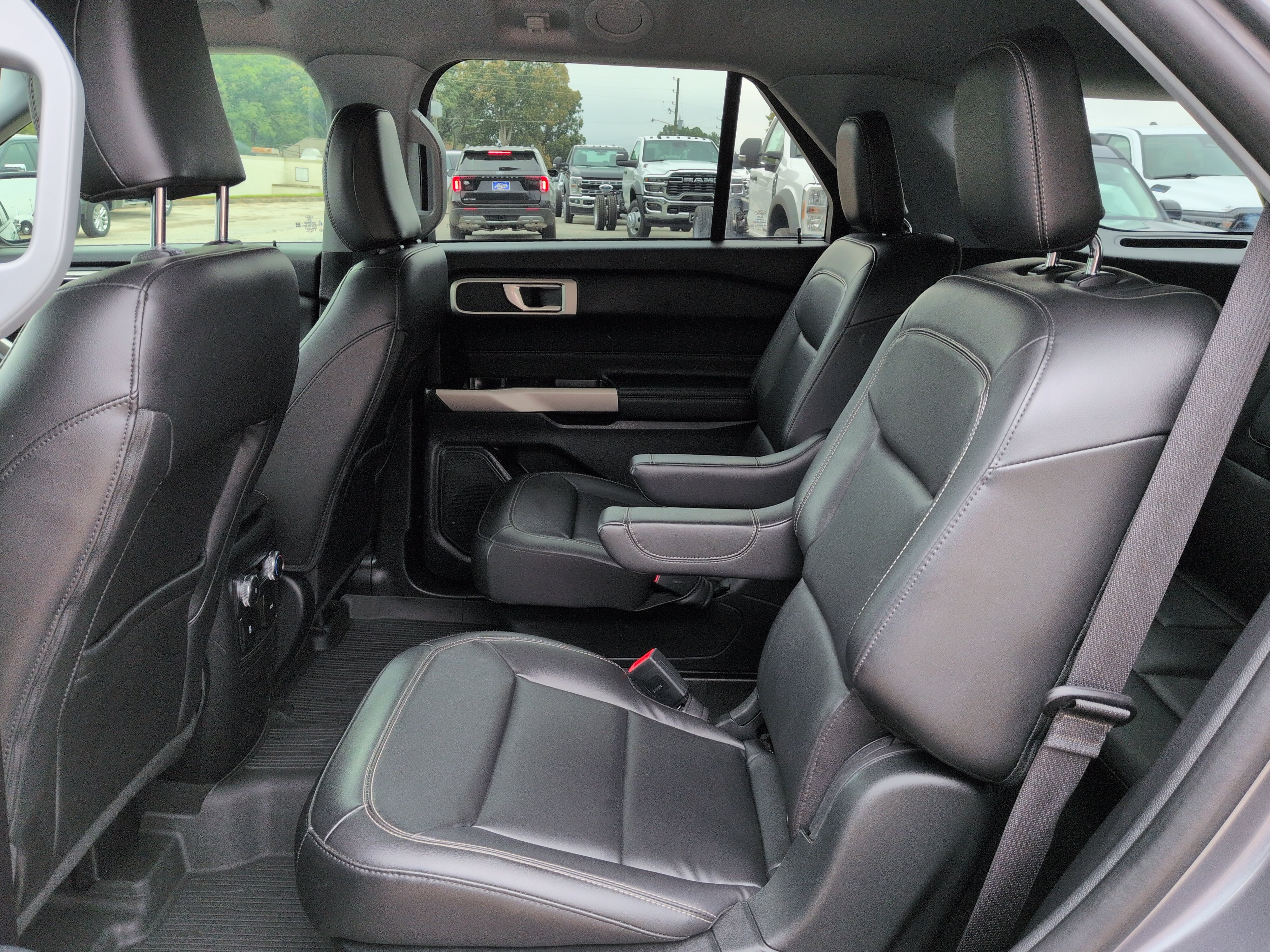 Used 2022 Ford Explorer XLT w/ Equipment Group 202A RWD image 12