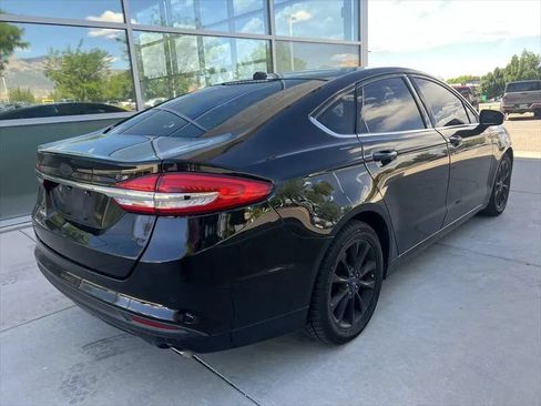 Used 2017 Ford Fusion SE w/ Fusion SE Technology Package FWD image 7