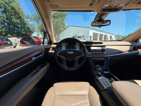 Used 2019 Cadillac XT5 Platinum AWD/4WD image 2