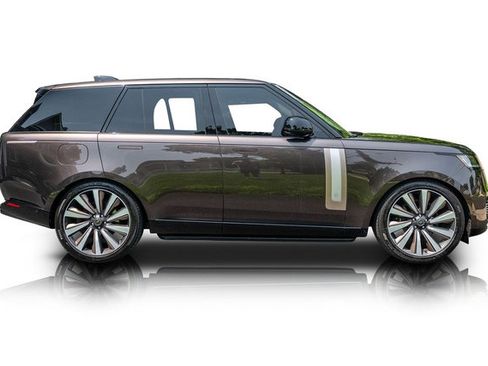 Used 2025 Land Rover Range Rover SV AWD/4WD image 2