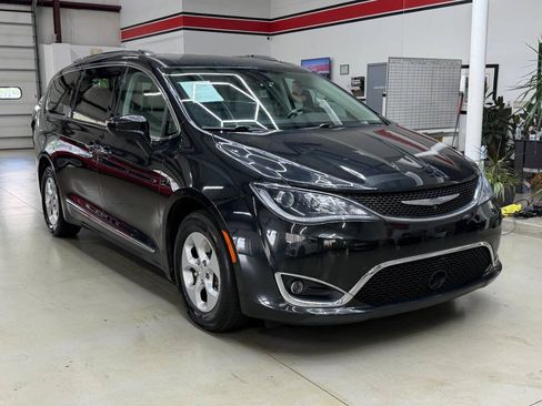 Used 2017 Chrysler Pacifica Touring-L Plus w/ Advanced Safetytec Group FWD image 1