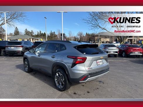 Used 2025 Chevrolet Trax LT image 8