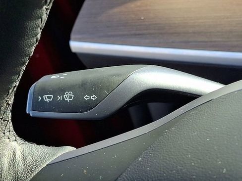 Used 2022 Tesla Model Y Long Range image 32