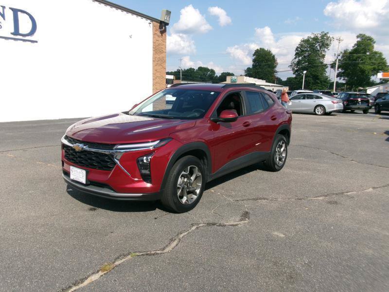 Used 2025 Chevrolet Trax LT w/ LT Convenience Package FWD image 2