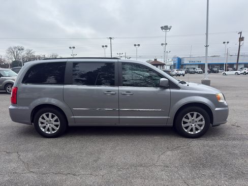 Used 2013 Chrysler Town & Country Touring image 3