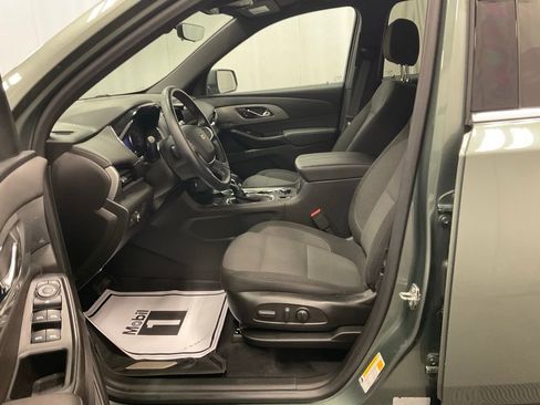 Used 2023 Chevrolet Traverse LT w/ Rear Camera Mirror Package image 4