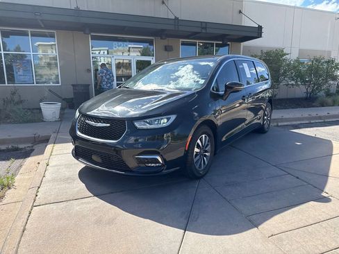 Used 2022 Chrysler Pacifica Touring-L w/ Uconnect Theater Family Group FWD image 2