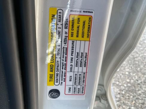 Used 2023 Volvo XC40 B5 Plus image 32