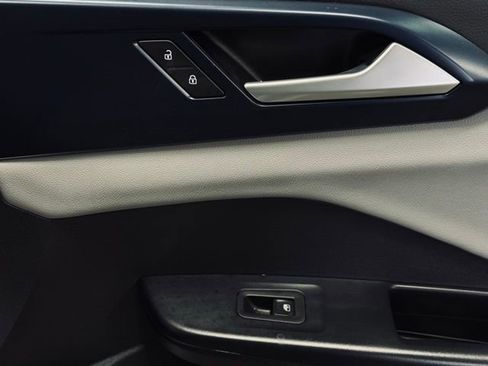 Used 2022 Volkswagen Taos SE w/ Driver Assistance Package image 14