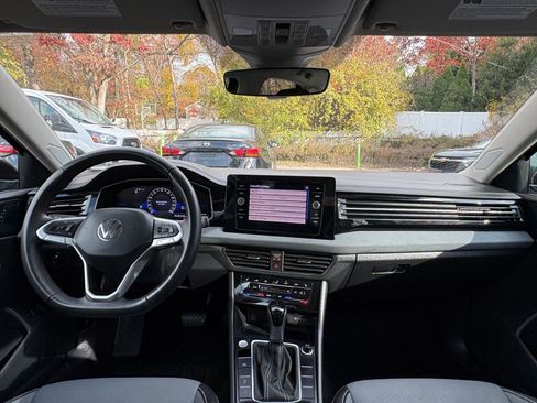 Used 2025 Volkswagen Jetta SE image 32