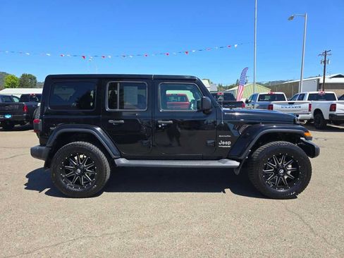Used 2019 Jeep Wrangler Unlimited Sahara w/ Advanced Safety Group AWD/4WD image 6