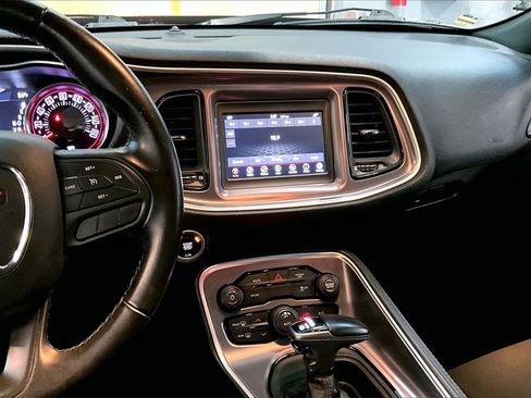 Used 2021 Dodge Challenger SXT image 5