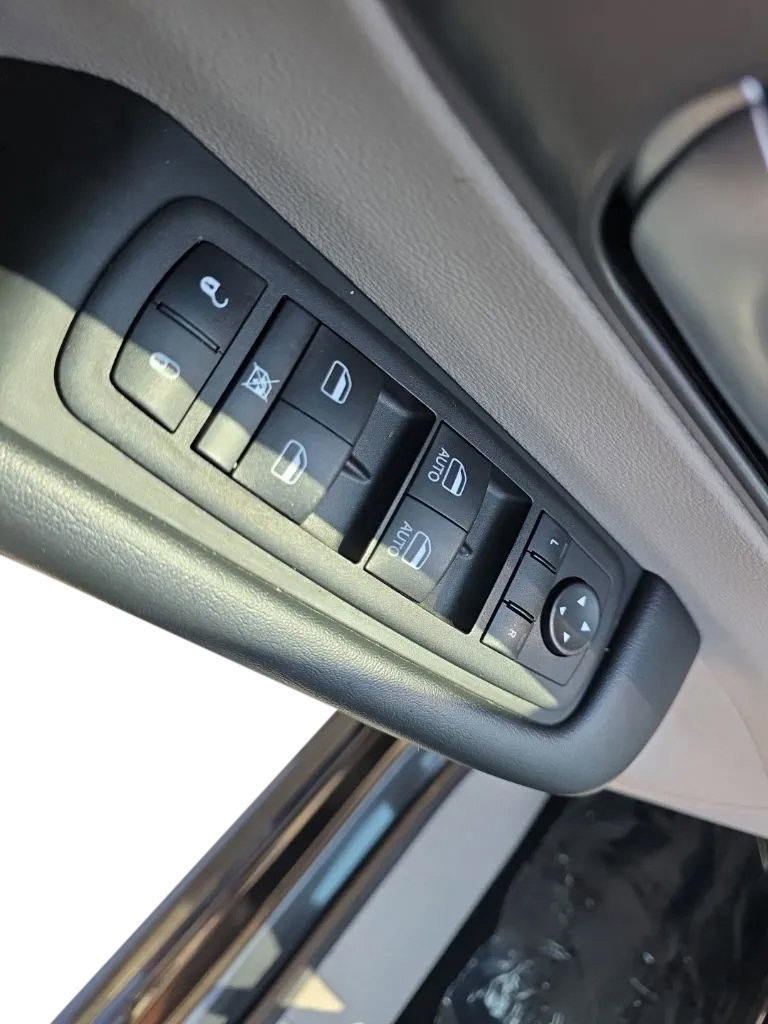 Used 2023 Chrysler Pacifica Touring-L FWD image 14