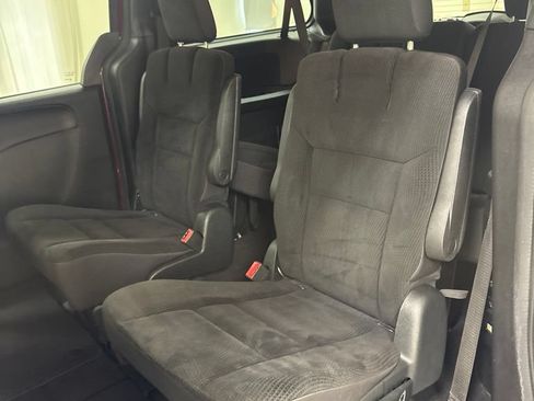 Used 2018 Dodge Grand Caravan SE FWD image 20