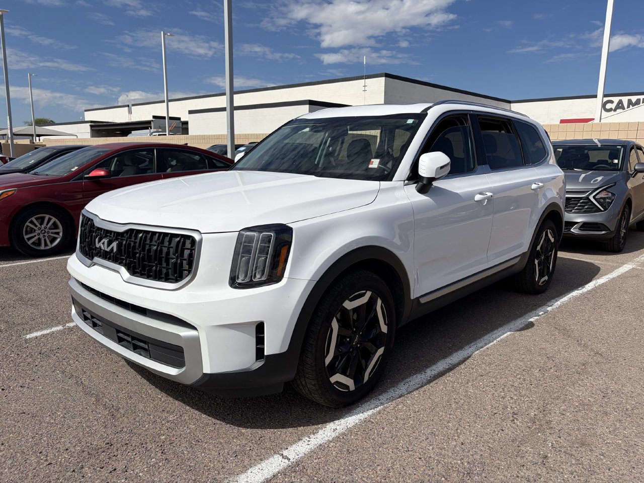 Used 2024 Kia Telluride EX w/ EX Captain's Chair Package FWD image 4