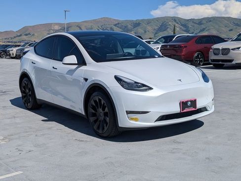 Used 2022 Tesla Model Y Long Range image 3