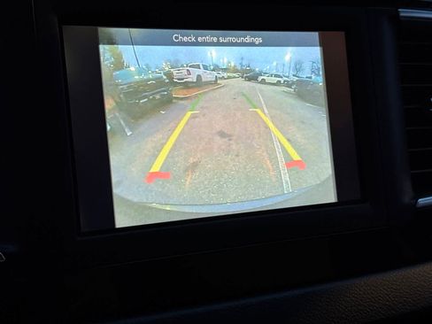 Used 2019 Chrysler Pacifica Touring-L image 27