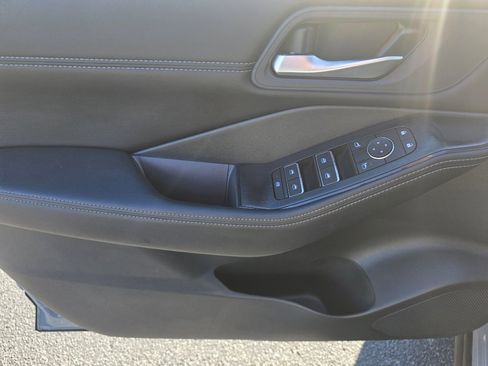 Used 2025 Nissan Rogue SL image 10