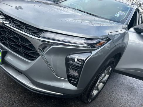 Used 2025 Chevrolet Trax LT w/ LT Convenience Package image 36