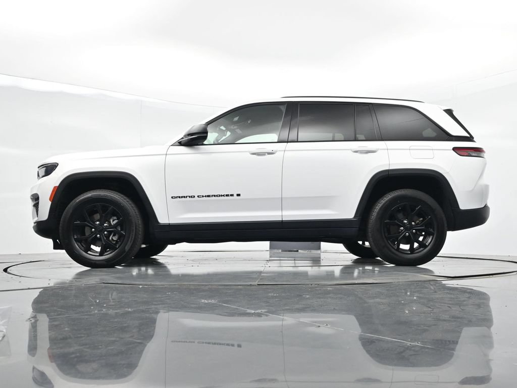 Used 2024 Jeep Grand Cherokee Altitude AWD/4WD image 29