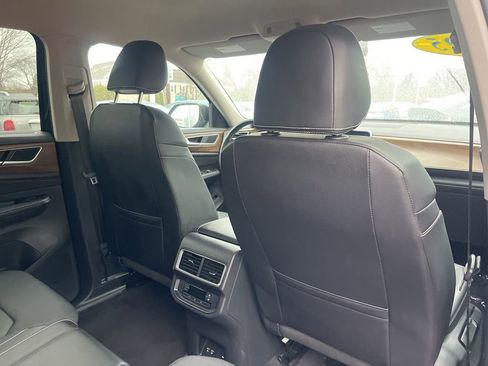 Used 2025 Volkswagen Atlas SE AWD/4WD image 23