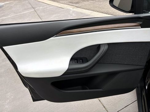 Used 2022 Tesla Model X image 11