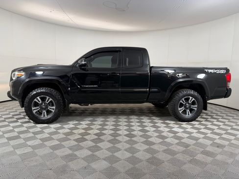 Used 2017 Toyota Tacoma TRD Sport w/ Tow Package (A/T) AWD/4WD image 2